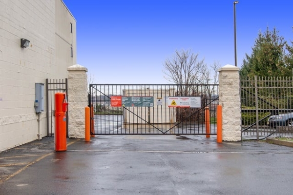 Facility photo: //images.sparefoot.com/medium/2148596884d31fbae9a.jpg