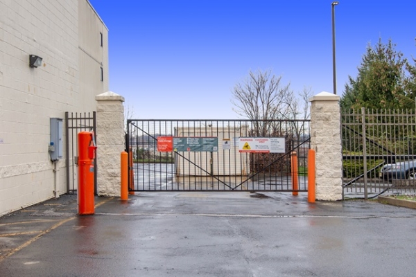 Facility photo: //images.sparefoot.com/medium/21485968e7b3c99cfd3.jpg