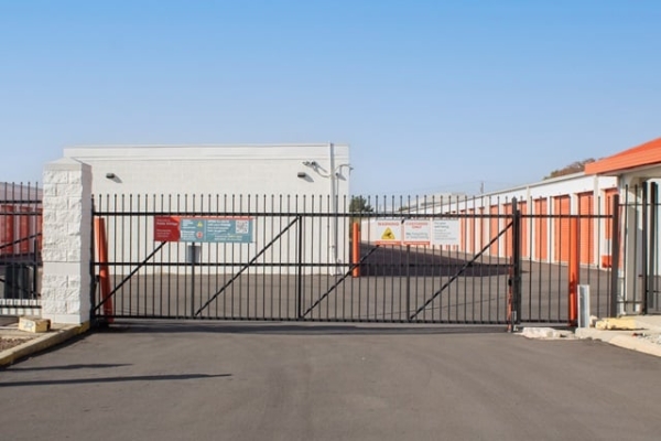Facility photo: //images.sparefoot.com/medium/214864688e0de8c6a40.jpg