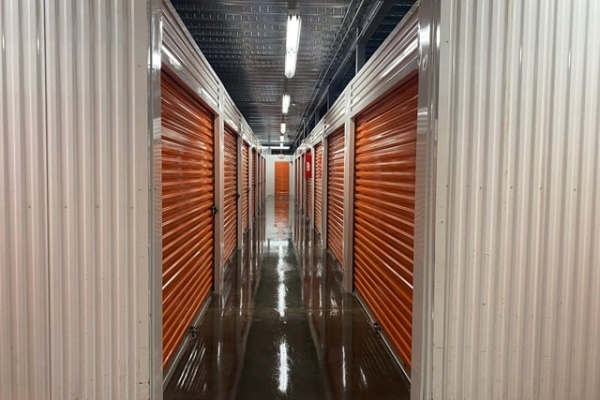 Facility photo: //images.sparefoot.com/medium/214865690dfcb5dab3d.jpg