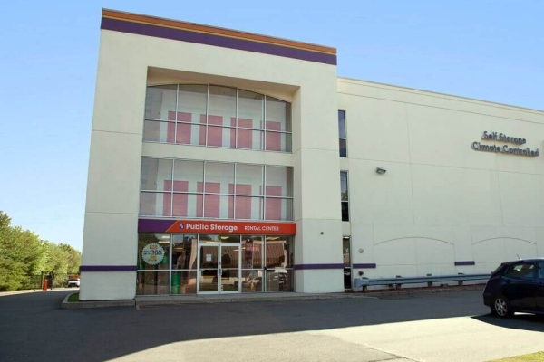 Facility photo: //images.sparefoot.com/medium/21486569f5f92b2ed87.jpg