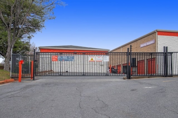 Facility photo: //images.sparefoot.com/medium/2148666876553f7dd8f.jpg