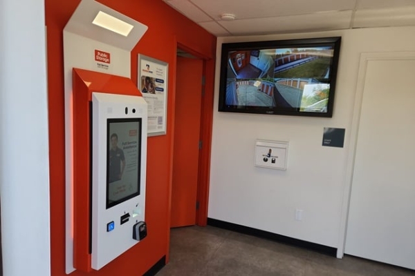 Facility photo: //images.sparefoot.com/medium/21487269397e14032a1.jpg