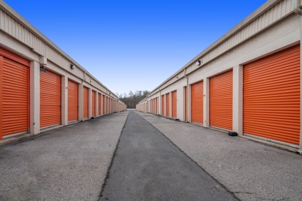 Facility photo: //images.sparefoot.com/medium/2148736877a381e2519.jpg