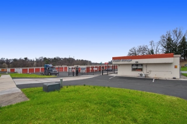 Facility photo: //images.sparefoot.com/medium/21487668822f7f5b3fc.jpg