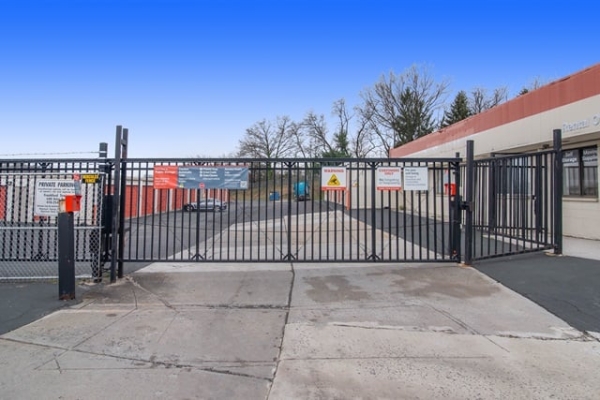 Facility photo: //images.sparefoot.com/medium/214876698351d80fd62.jpg