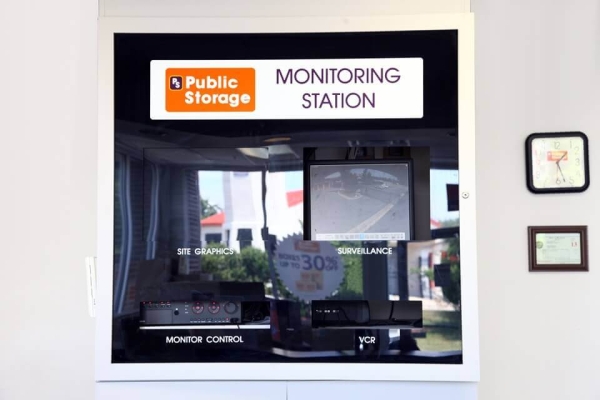 Facility photo: //images.sparefoot.com/medium/21488269e23107aedb7.jpg