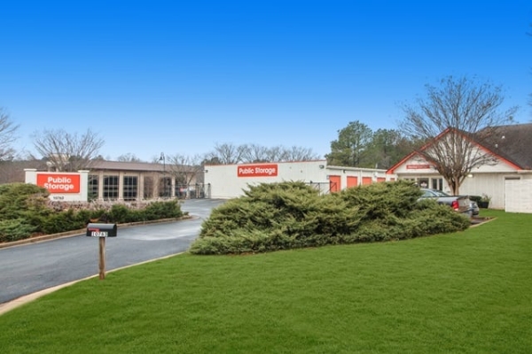 Facility photo: //images.sparefoot.com/medium/214886687e3b85667b8.jpg