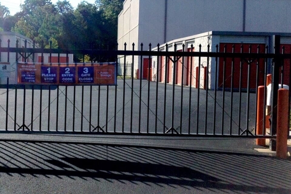 Facility photo: //images.sparefoot.com/medium/214888692b01eb00349.jpg