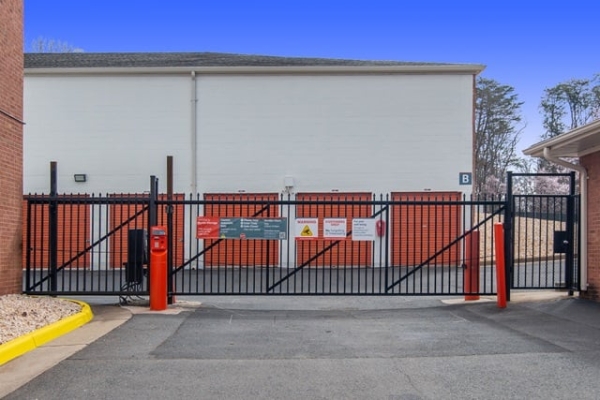 Facility photo: //images.sparefoot.com/medium/214892687ce92698ba5.jpg