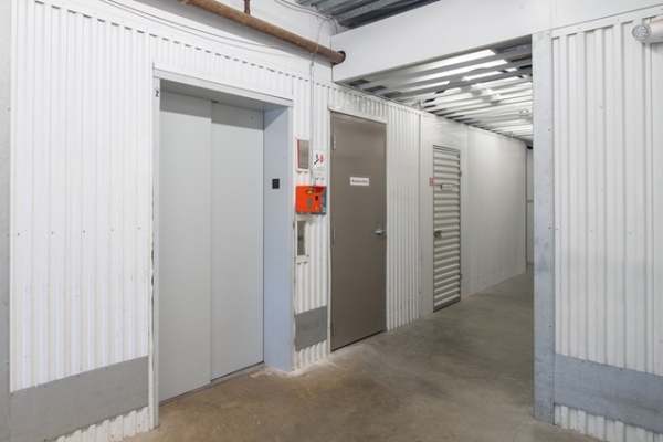 Facility photo: //images.sparefoot.com/medium/21489869419df429dcf.jpg