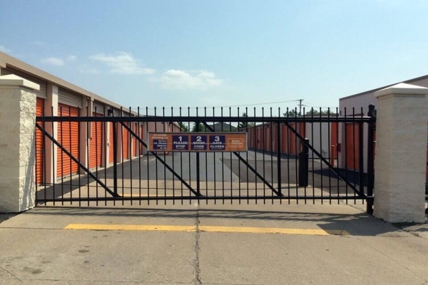 Facility photo: //images.sparefoot.com/medium/2148996a032e49eb61d.jpg