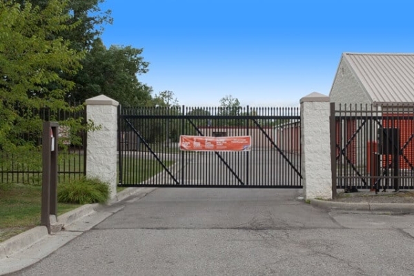 Facility photo: //images.sparefoot.com/medium/214909687a478d3be04.jpg