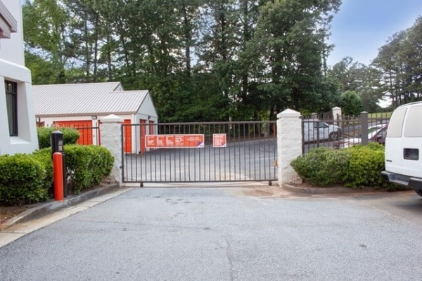 Facility photo: //images.sparefoot.com/medium/214912687f910c4ebe7.jpg