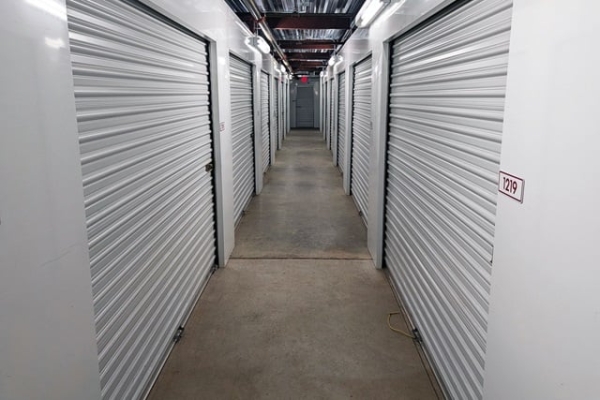 Facility photo: //images.sparefoot.com/medium/21492369f89a5e2dde1.jpg