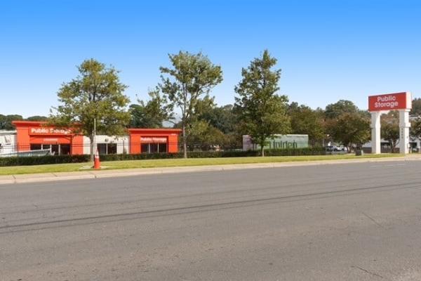 Facility photo: //images.sparefoot.com/medium/214925688cbbdfc5bf6.jpg
