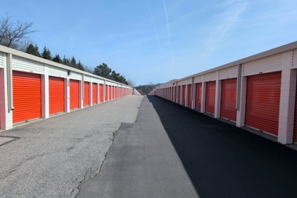 Facility photo: //images.sparefoot.com/medium/2149266878f4e6b4941.jpg