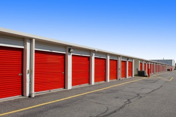 Facility photo: //images.sparefoot.com/medium/214928689353825ccd4.jpg