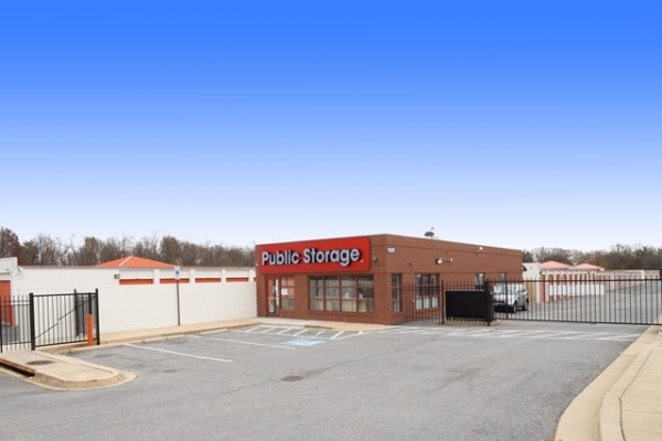 Facility photo: //images.sparefoot.com/medium/2149346876558ee3955.jpg