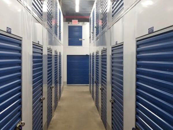 Facility photo: //images.sparefoot.com/medium/214938687a4726b0495.jpg