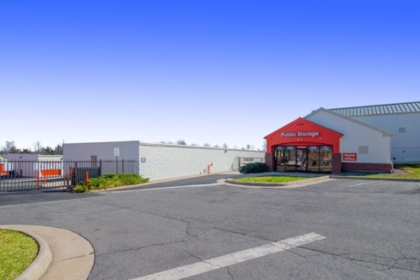 Facility photo: //images.sparefoot.com/medium/214941687a46c526571.jpg