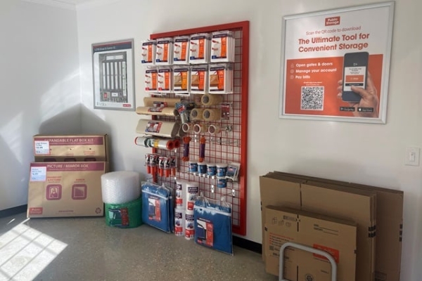 Facility photo: //images.sparefoot.com/medium/2149436936dbdc6d7fb.jpg