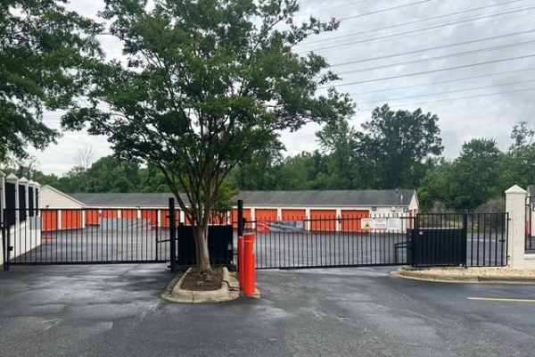 Facility photo: //images.sparefoot.com/medium/2149466946ad57dece3.jpg