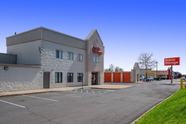 Facility photo: //images.sparefoot.com/medium/2149476925b86b3bf11.jpg