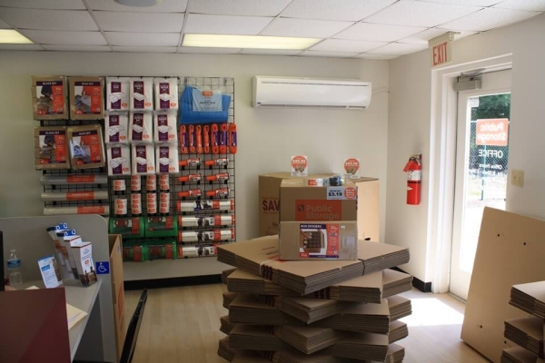 Facility photo: //images.sparefoot.com/medium/214950689f31473b31b.jpg