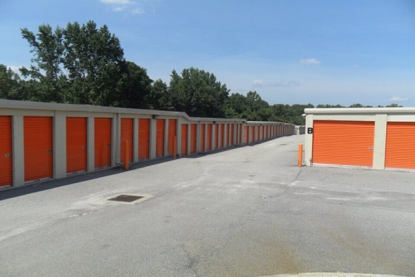 Facility photo: //images.sparefoot.com/medium/2149536884d30ee6ab6.jpg