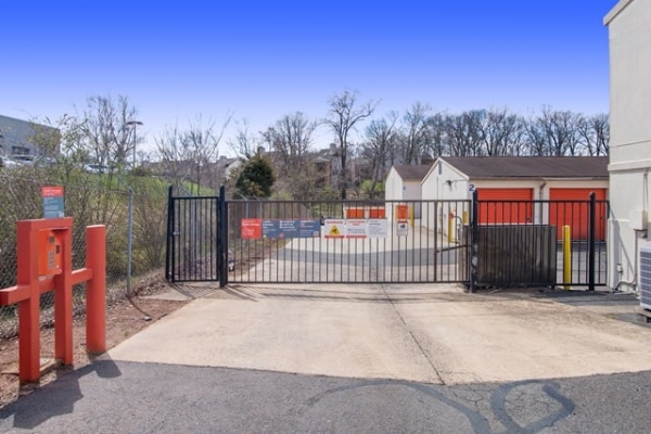 Facility photo: //images.sparefoot.com/medium/214958687b9adeb7b73.jpg