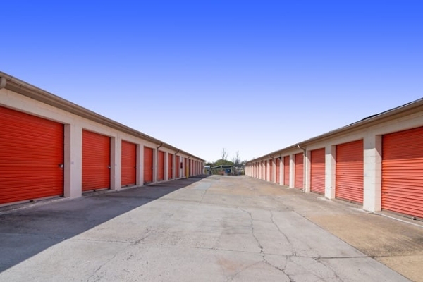 Facility photo: //images.sparefoot.com/medium/21495869f5f85ebedad.jpg