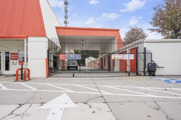 Facility photo: //images.sparefoot.com/medium/214963687f9075eb15d.jpg