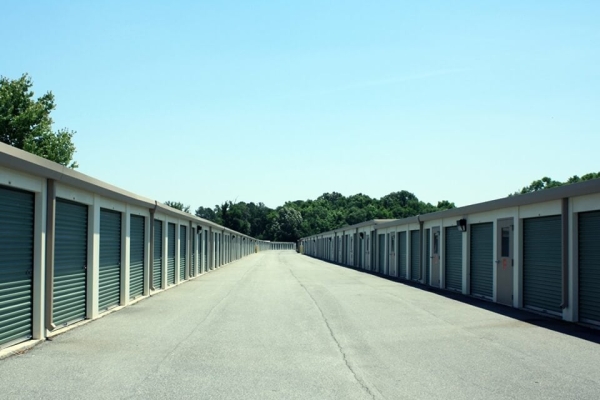 Facility photo: //images.sparefoot.com/medium/214964687656179bfa1.jpg