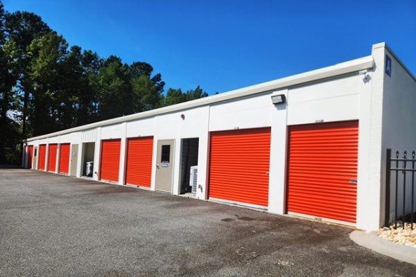 Facility photo: //images.sparefoot.com/medium/21496468b0558470c56.jpg
