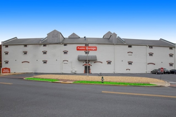 Facility photo: //images.sparefoot.com/medium/21496568f8d7615adc0.jpg