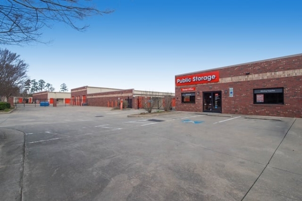 Facility photo: //images.sparefoot.com/medium/2149686a0f0594d87cd.jpg