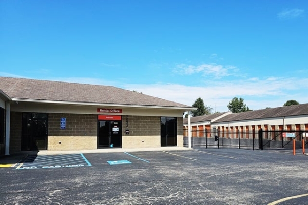 Facility photo: //images.sparefoot.com/medium/2149766878f6a9489f6.jpg