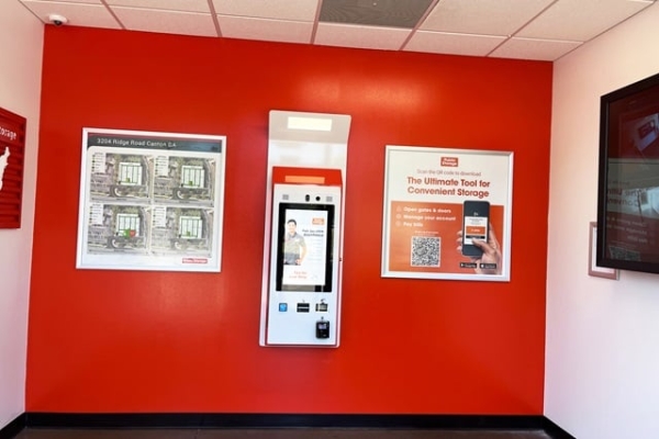 Facility photo: //images.sparefoot.com/medium/214978688e0e2933792.jpg