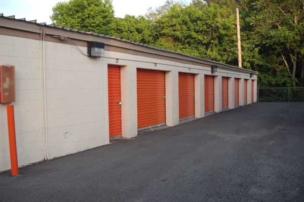 Facility photo: //images.sparefoot.com/medium/2149816884d4022a25a.jpg