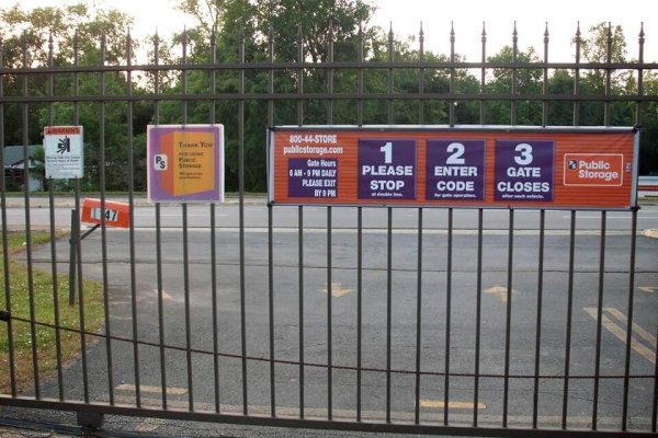 Facility photo: //images.sparefoot.com/medium/21498169455caac1f07.jpg