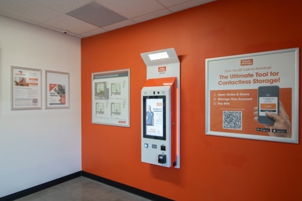 Facility photo: //images.sparefoot.com/medium/214995689b3cc1be9dc.jpg