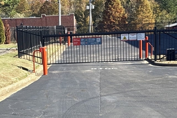 Facility photo: //images.sparefoot.com/medium/214996692da16bc783f.jpg