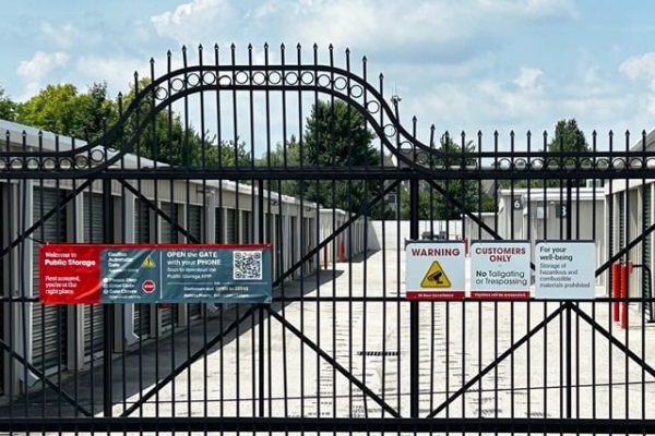 Facility photo: //images.sparefoot.com/medium/214997688e0e8906999.jpg
