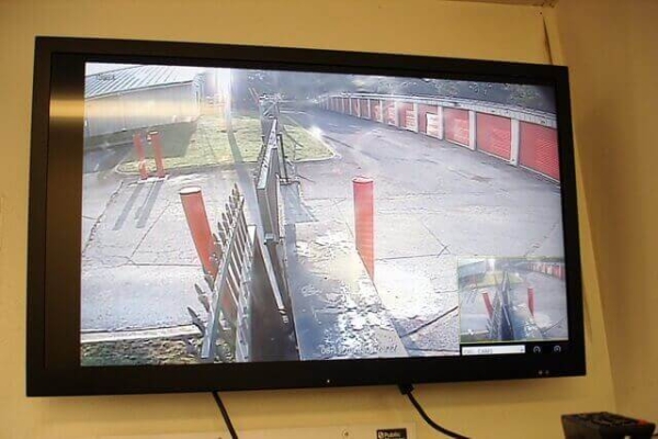 Facility photo: //images.sparefoot.com/medium/214999695fbb8409eee.jpg