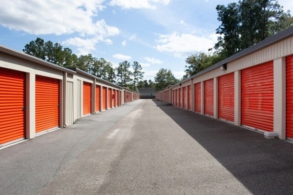Facility photo: //images.sparefoot.com/medium/215005687cea193173f.jpg