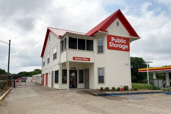 Facility photo: //images.sparefoot.com/medium/215012687656483248b.jpg