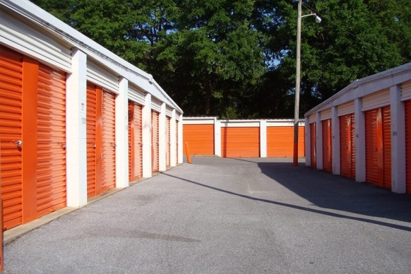 Facility photo: //images.sparefoot.com/medium/2150146884d3f4a1f14.jpg