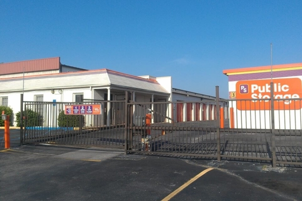 Facility photo: //images.sparefoot.com/medium/215016687a47b8a32cc.jpg