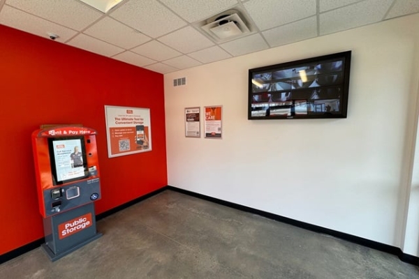 Facility photo: //images.sparefoot.com/medium/2150186877a46e4cdb1.jpg